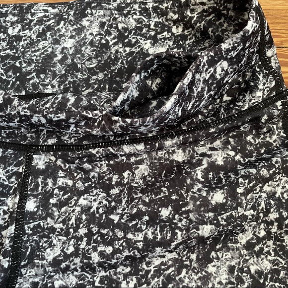 Black, White, and Gray Printed Workout Leggings - Picture 5 of 8